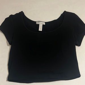Woman black crop top